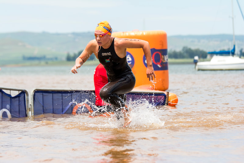 Michelle Weber sprints out the water to victory at the 2016 Aquelle Midmar Mile, hosted at Midmar Dam. Photo: ©BOOGS Photography/Andrew Mc Fadden