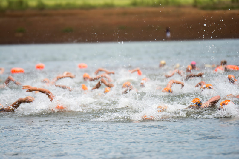The Elite men's field, take to the water at the start of the 2016 Aquelle Midmar Mile, hosted at Midmar Dam. Photo: ©BOOGS Photography/Andrew Mc Fadden