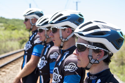 Jowetts Cycles Racing Team showing off their personalised Scott helmets.
Closest to camera:
Natalie Bergstrom, Dean Wortman, Ingrid Flint, Warren Price