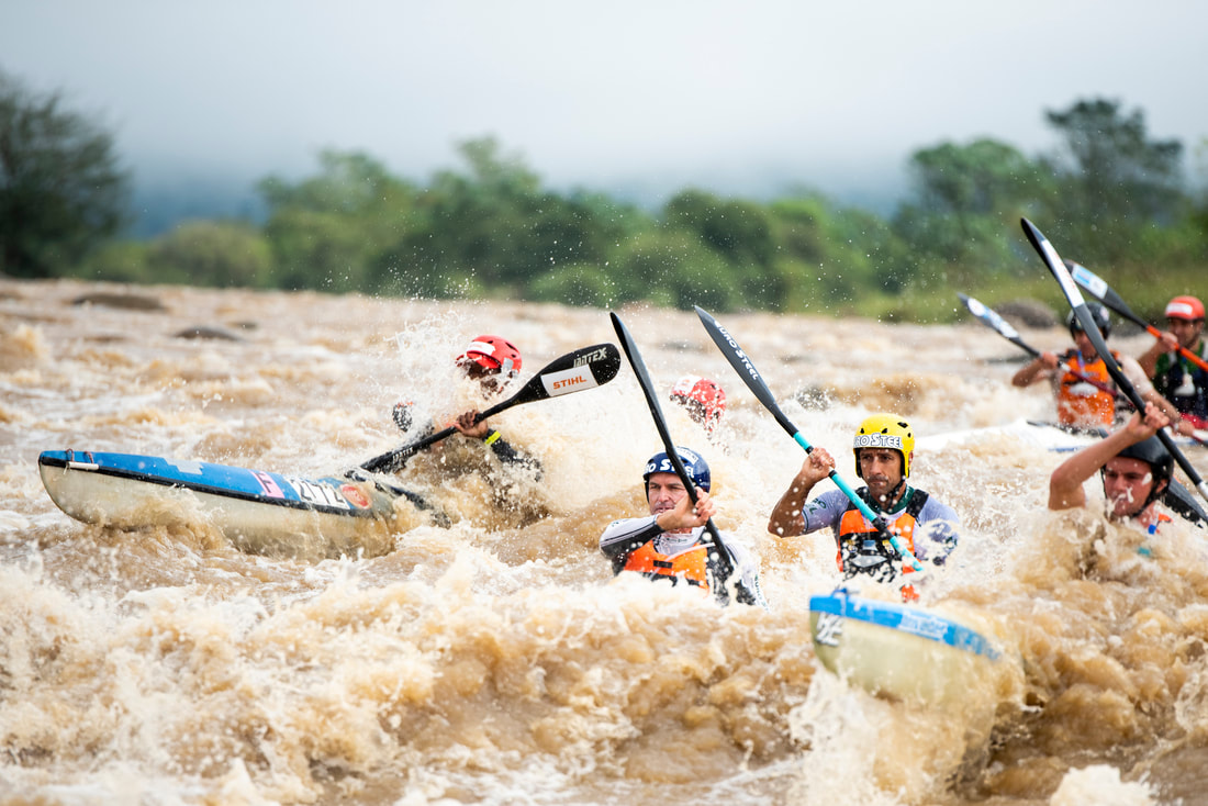 Hank McGregor and Jacobs Wayne lead the pack down the river during the 2023 Stihl Umko Canoe Marathon. Photo: BOOGS Photography / Andrew Mc Fadden